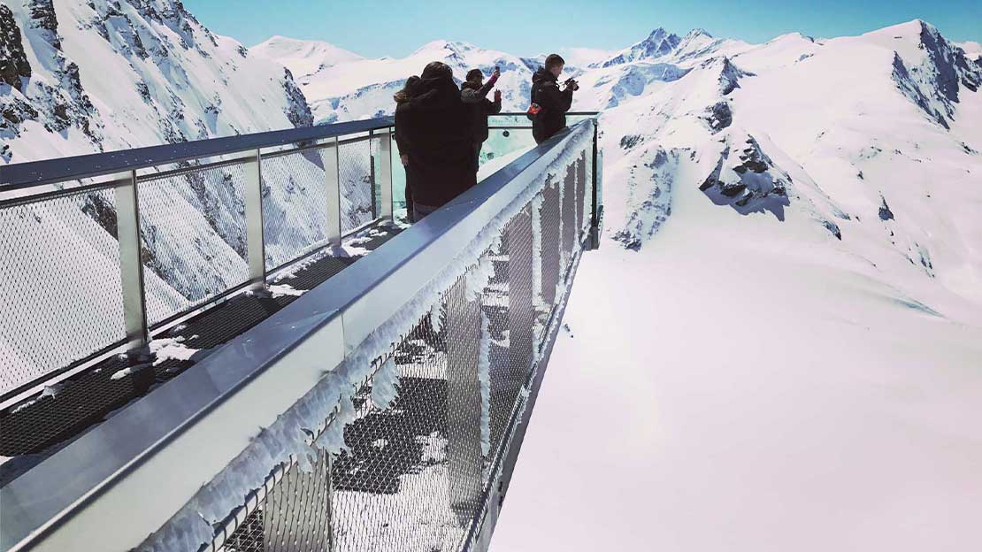 People on an observation platform on the kitzsteinhorn glacier