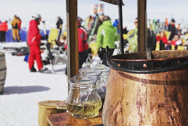 Hot wine in a brass pan