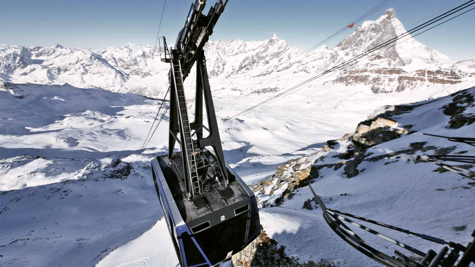 Cable car arriving at a lift station