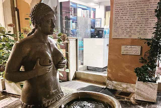 Statue of a naked woman in Treviso