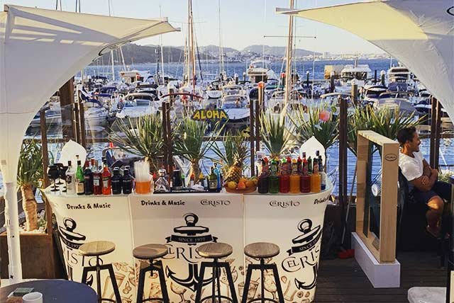 Quayside bar in Tróia marina