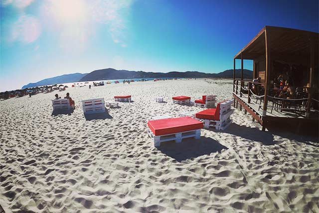 Beach bar and loungers in Tróia